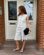 Luna med beige vest og lange beige shorts