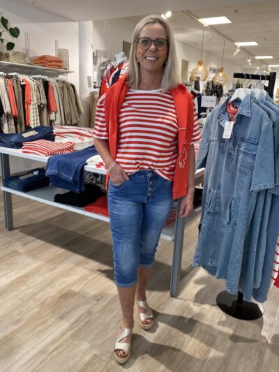 Lene med Karostar denim knickers og stribet rød t-shirt