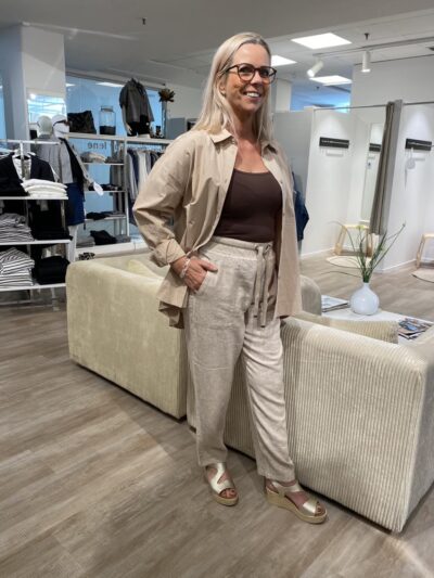 len med brun top og lyse brune bukser Freequent FQINGA-PANTS Morel og brun skjorte