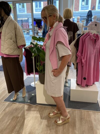 lene fra siden med beige skjortekjole Freequent FQREXA-DRESS Simply Taupe w. Star Off-white