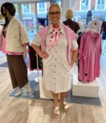 lene med med beige skjortekjole Freequent FQREXA-DRESS Simply Taupe w. Star Off-white