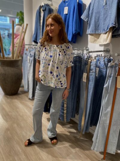 Luna med hvid blomster bluse. Freequent FQMELE-BLOUSE Brilliant White w Deep Ultrama