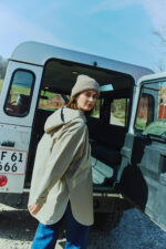 ryggen af model med beige vandtæt poncho Freequent FQMOW-PONCHO Silver Mink