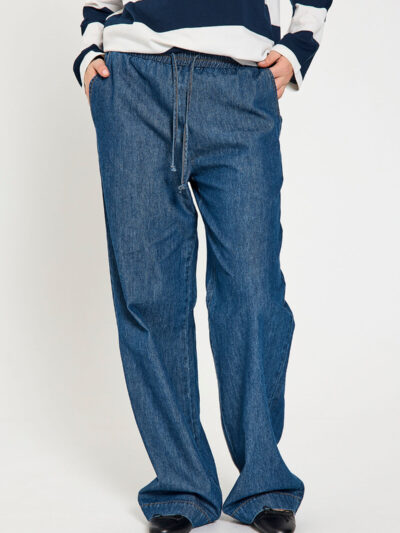 model med denimbukser med brede bukseben og snøre i taljen. Freequent FQLISEA-PANTS Medium Blue Denim