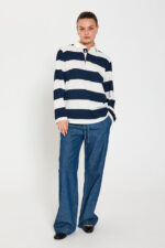 model med stribet bluse og denimbukser med brede bukseben og snøre i taljen. Freequent FQLISEA-PANTS Medium Blue Denim