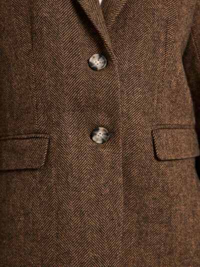 knapper på brun blazer med knaplukning. Freequent FQZANGO-JACKET Coffee Bean w. Black