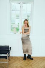 modelbillede lang stribet nederdel Freequent FQANI-SKIRT Simply Taupe mel. w. Black
