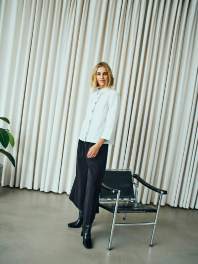 model med stribet skjortebluse med flæsekant over knaplukning. Freequent FQFIONA-SHIRT Star Off-White w. Salute