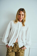 model med hvid bluse og lysebrune bukser Freequent FQINGA-PANTS Antique Bronze