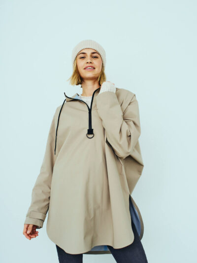 modelbillede af beige vandtæt poncho Freequent FQMOW-PONCHO Silver Mink