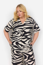model med kortærmetzebra t-shirt med v-hals. Wasabi WA-LUANA 1 Bluse Black Combi