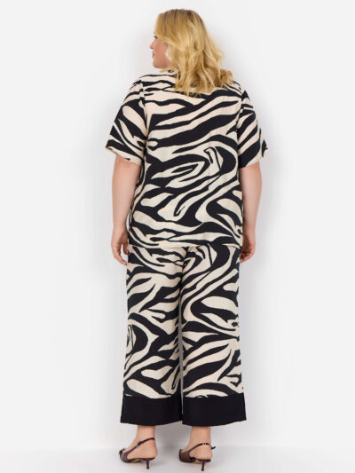 ryggen af model med kortærmet zebra t-shirt med v-hals. Wasabi WA-LUANA 1 Bluse Black Combi