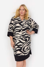 model med arm i siden på kjole med zebraprint og sorte brede kanter. Wasabi WA-LUANA 4 Kjole Black Combi