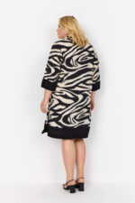 model fra siden med kjole med zebraprint og sorte brede kanter. Wasabi WA-LUANA 4 Kjole Black Combi