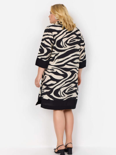 model fra siden med kjole med zebraprint og sorte brede kanter. Wasabi WA-LUANA 4 Kjole Black Combi
