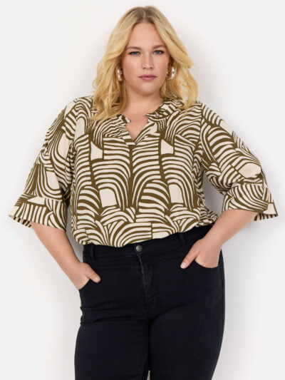 model med mønstret grøn t-shirt med korte ærmer og v-hals. Wasabi WA-LOVIS 2 Bluse Misty Olive Comb