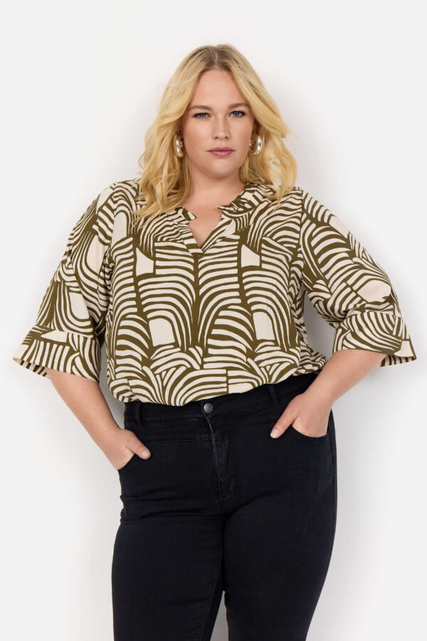 model med mønstret grøn t-shirt med korte ærmer og v-hals. Wasabi WA-LOVIS 2 Bluse Misty Olive Comb