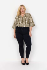 model med mønstret grøn t-shirt med korte ærmer og v-hals. Wasabi WA-LOVIS 2 Bluse Misty Olive Comb