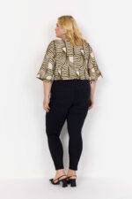 ryggen af model med mønstret grøn t-shirt med korte ærmer og v-hals. Wasabi WA-LOVIS 2 Bluse Misty Olive Comb