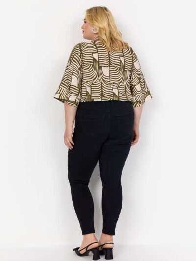 ryggen af model med mønstret grøn t-shirt med korte ærmer og v-hals. Wasabi WA-LOVIS 2 Bluse Misty Olive Comb