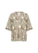 mønstret grøn t-shirt med korte ærmer og v-hals. Wasabi WA-LOVIS 2 Bluse Misty Olive Combi