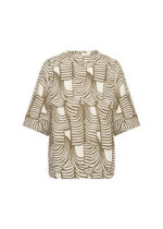 ryggen af mønstret grøn t-shirt med korte ærmer og v-hals. Wasabi WA-LOVIS 2 Bluse Misty Olive Comb