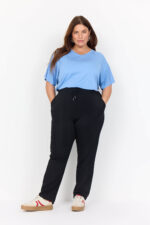 model med sorte joggingsbukser med elastik i taljen. Wasabi WA-SABINA 31 Bukser Black