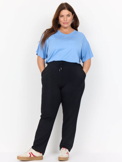 model med sorte joggingsbukser med elastik i taljen. Wasabi WA-SABINA 31 Bukser Black