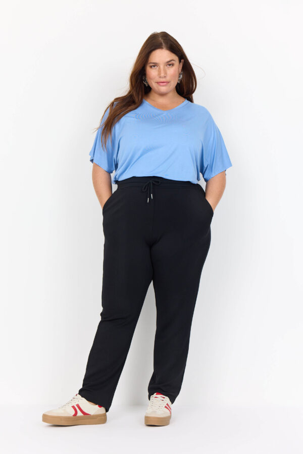 model med sorte joggingsbukser med elastik i taljen. Wasabi WA-SABINA 31 Bukser Black