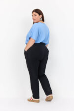 model fra siden med sorte joggingsbukser med elastik i taljen. Wasabi WA-SABINA 31 Bukser Black