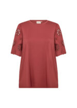 kortærmet rød bluse med dekorative detaljer på ærmerne. Wasabi WA-STELLA 39 Bluse Mineral Red