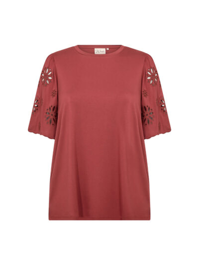 kortærmet rød bluse med dekorative detaljer på ærmerne. Wasabi WA-STELLA 39 Bluse Mineral Red
