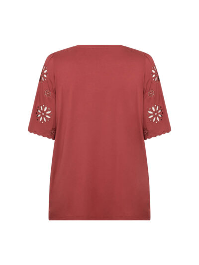 ryggen af kortærmet rød bluse med dekorative detaljer på ærmerne. Wasabi WA-STELLA 39 Bluse Mineral Red