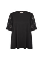 kortærmet sort bluse med dekorative detaljer på ærmerne. Wasabi WA-STELLA 39 Bluse Black