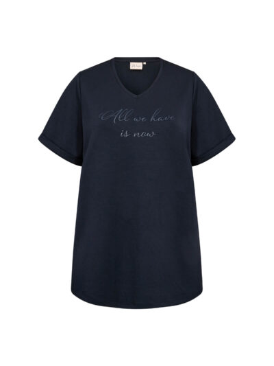 kortærmet navy blå t-shirt med v-hals og diskret print på brystet. Wasabi WA-SABINA 51 T-shirt Navy
