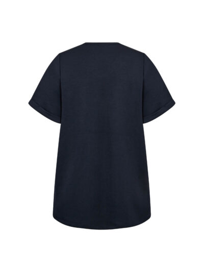 ryggen af kortærmet navy blå t-shirt med v-hals og diskret print på brystet. Wasabi WA-SABINA 51 T-shirt Navy