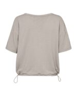 ryggen af kortærmet beige bluse med justerbar snøre i bunden