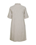 ryggen på beige kjole. Freequent FQREXA-DRESS | Simply Taupe w. Star Off-white