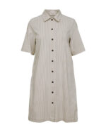 beige kjole med knapper foran. Freequent FQREXA-DRESS | Simply Taupe w. Star Off-white