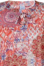 closeup af snøre foran på kortærmet mønstret bluse i et lyserødt og coralfarvet mønster. ZHENZI Zh-Lyne 830-Blouse Coral poppy