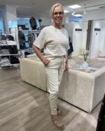 lene med MIND by lene Canvas kit farvet joggere med elastik i taljen og beige stribet t-shirt
