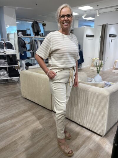 lene med MIND by lene Canvas kit farvet joggere med elastik i taljen og beige stribet t-shirt