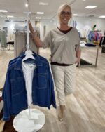 lene med MIND by lene Canvas kit farvet joggere med elastik i taljen og beige bluse med korte ærmer