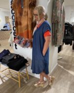 lene med rød t-shirt og kortærmet denimkjole. Freequent FQRENNA-DRESS Medium Blue Denim