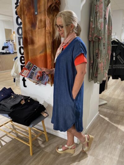 lene med rød t-shirt og kortærmet denimkjole. Freequent FQRENNA-DRESS Medium Blue Denim