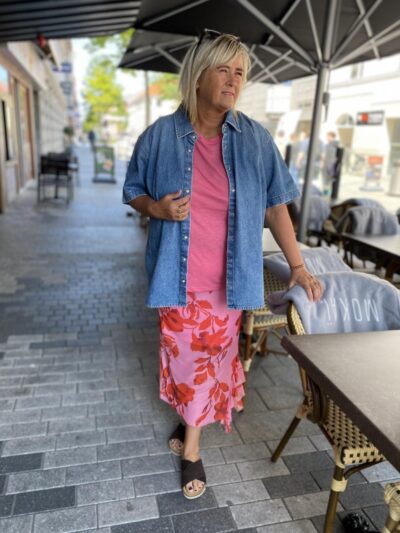 janni med denimskjorte, pink t-shirt og nederdel