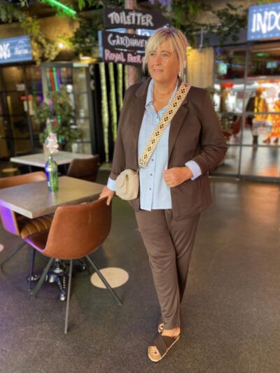 Janni i brun blazer og brune bukser