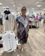 lene med med mønstret kjole med bladprint i naturfarver. NÜ Aia Dress s/s Bone mix