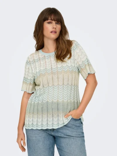 model med mønstret t-shirt med glitter. ONLY Carmakoma CARALVIRA Glitter Knit Birch Blue