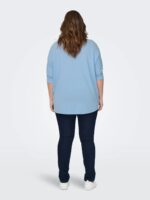 ryggen af model med blå bluse ONLY Carmakoma CARLAMOUR 3/4 Top Soft Chambray